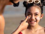 anak-gunakan-sunscreen1.jpg