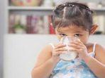 anak-konsumsi-susu-sapi-2.jpg