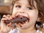 anak-makan-cokelat1.jpg