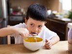 anak-makan-dengan-lahap1.jpg