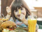 anak-makan-junk-food2.jpg
