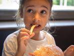 anak-makan-junk-food3.jpg