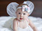 bayi-gunakan-aksesoris-bando2.jpg