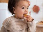 bayi-makan-biskuit.jpg