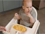 bayi-makan-sendiri_1.jpg