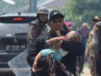 bentrokan-di-batam-momen-pilu-ayah-gendong-bayinya-yang-terkena-gas-air-mata.jpg