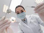 dokter-gigi-yang-akan-mencabut-gigi.jpg