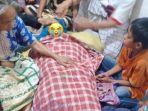 empat-anak-kecil-pandangi-jenazah-ibunya.jpg