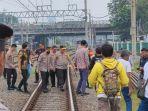 evakuasi-jenazah-kasat-narkoba-polres-metro-jakarta-timur.jpg