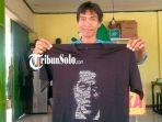 ferry-marsono-menunjukan-kaus-yang-diberikan-presiden-jokowi.jpg
