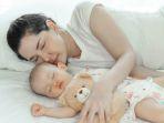 ibu-tidur-dengan-bayi1.jpg