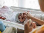 ilustrasi-bayi-menggunakan-skincare.jpg