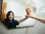 ilustrasi-berbicara-sendiri-di-kamar-mandi.jpg
