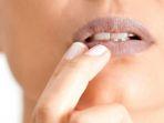 ilustrasi-bibir-ungu-disekitar-garis-bibir.jpg