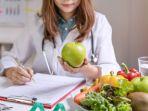 ilustrasi-dokter-jelaskan-pedoman-diet-rumah-sakit.jpg