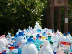 ilustrasi-kandungan-mikroplastik-pada-botol-plastik.jpg