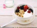 ilustrasi-makan-oatmeal.jpg