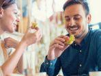 ilustrasi-makan-tanpa-menggunakan-sendok.jpg
