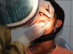 ilustrasi-melakukann-pencabutan-gigii-oleh-dokter-gigi.jpg