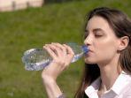 ilustrasi-minum-mineral-water.jpg