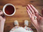 ilustrasi-minum-obat-dengan-menggunakan-teh-manis.jpg