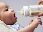 ilustrasi-pemberian-susu-formula-pada-bayi.jpg