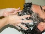 ilustrasi-pemilihan-shampoo-yang-sesuai-untuk-mengatasi-ketombe-begini-penjelasan.jpg