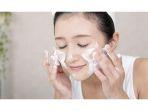 ilustrasi-penggunaan-facial-wash-dengan-benar.jpg