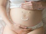ilustrasi-penggunaan-skincare-untuk-atasi-stretch-mark-saat-hamil.jpg