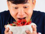 ilustrasi-sedang-mengonsumsi-makanan-pedas.jpg