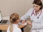 ilustrasi-seorang-anak-sedang-berkonsultasi-bersama-dokter.jpg