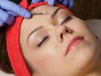 ilustrasi-seorang-wanita-hendak-melakukan-vampire-facial.jpg