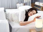 ilustrasi-tidur-dengan-lampu-menyala.jpg