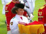 insiden-tak-terduga-sepatu-pembawa-baki-lilly-indiani-lepas-saat-pengibaran-bendera-merah-putih.jpg