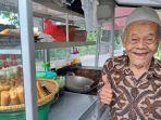 kakek-usia-100-tahun-masih-aktif-jualan-lumpia.jpg