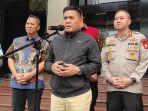 kapolda-metro-jaya-irjen-pol-karyoto-saat-jumpa-pers-di-depan-gedung-promoter-polda-metro-jaya.jpg