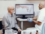 konsultasi-dengan-dokter-seputar-gigi-palsu.jpg
