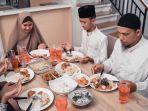 makan-banyak-saat-sahur-dan-buka-puasa.jpg