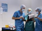 medium-shot-nurses-wearing-masks_optimized_950.jpg