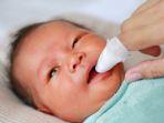 membersihkan-rongga-mulut-bayi-1.jpg
