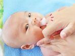 membersihkan-rongga-mulut-bayi-2.jpg
