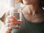 minum-air-hangat-2.jpg