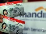 model-menunjukan-sim-pintar-multifungsi-smart-sim.jpg