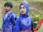 pasangan-prewedding-dengan-terpal-pecel-lele.jpg