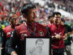 pelatih-timnas-u-22-indonesia-indra-sjafri-memegang-potret-dirinya.jpg
