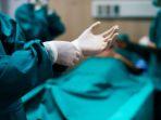 pemeriksaan-pasien-operasi-oelh-dokter.jpg
