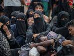 pengungsi-rohingya-yang-baru-tiba-beristirahat-di-pantai.jpg