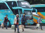 penumpang-membawa-barang-bawaan-di-terminal-kampung-rambutan-jakarta.jpg
