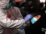 petugas-melakukan-rapid-test-antigen-terhadap-warga-setelah-kendaraan-covid-vaksin.jpg