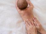 pijat-bayi-dengan-baby-oil.jpg